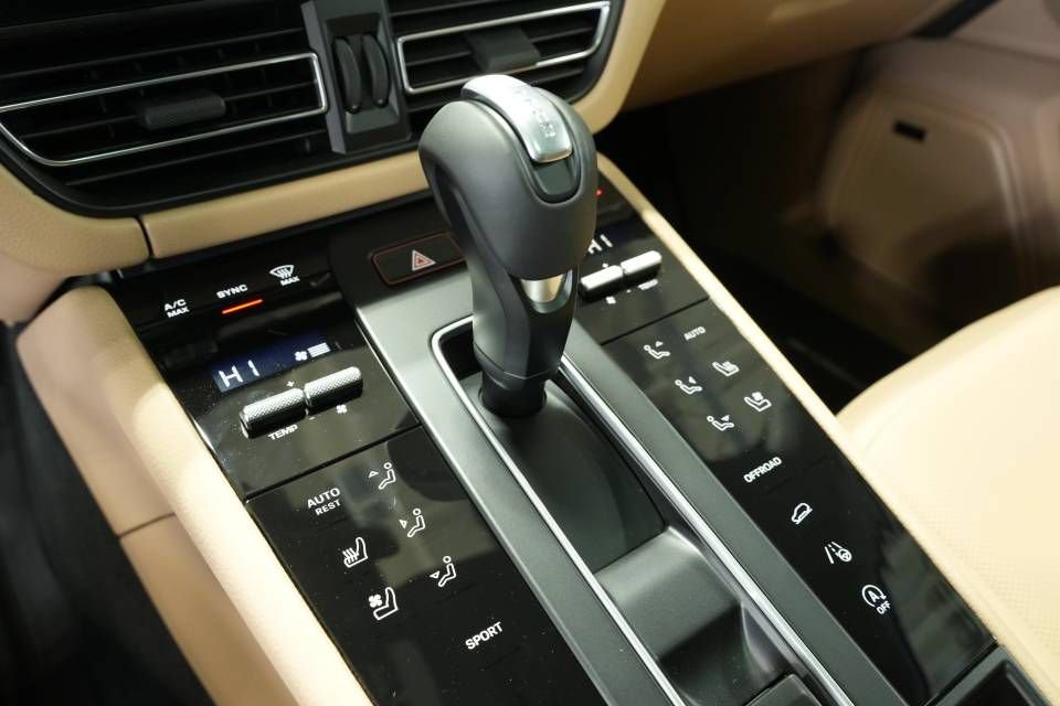Certified 2026 Porsche Macan AWD/4WD image 23