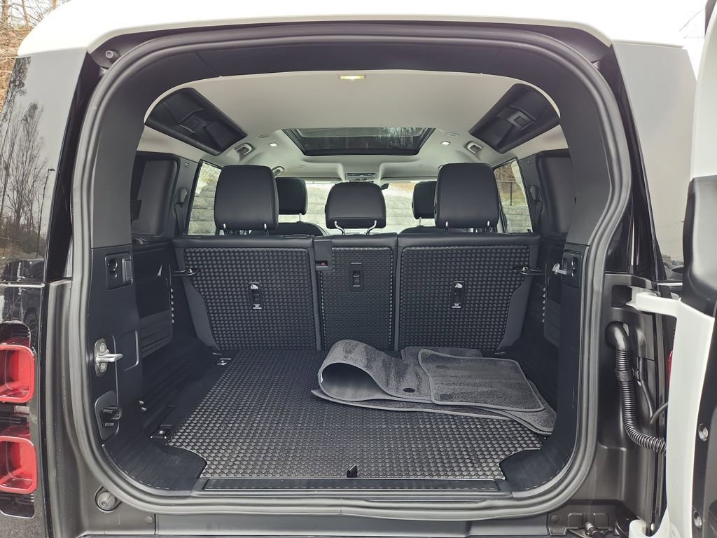Used 2024 Land Rover Defender 110 S image 13