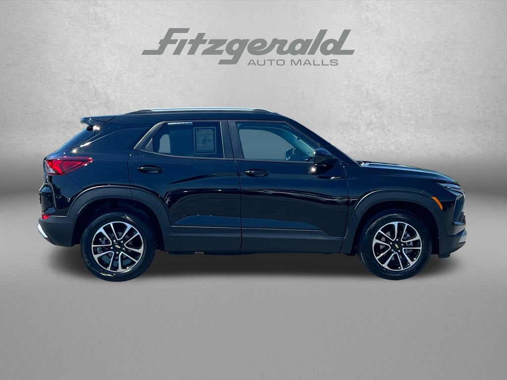 Used 2025 Chevrolet TrailBlazer LT AWD/4WD image 3