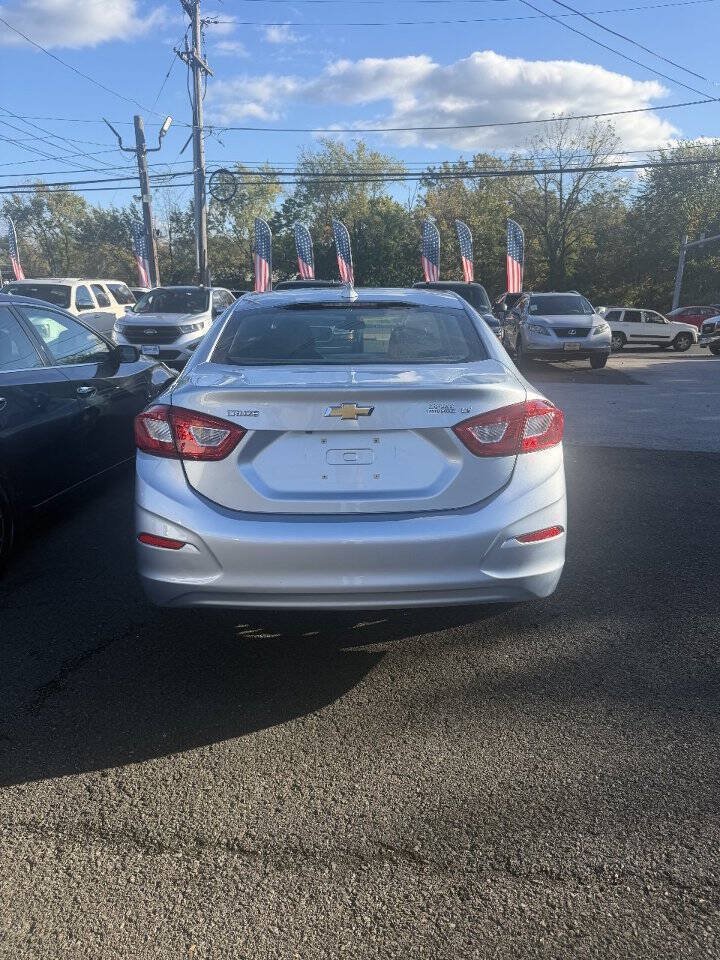 Used 2018 Chevrolet Cruze LT FWD image 16