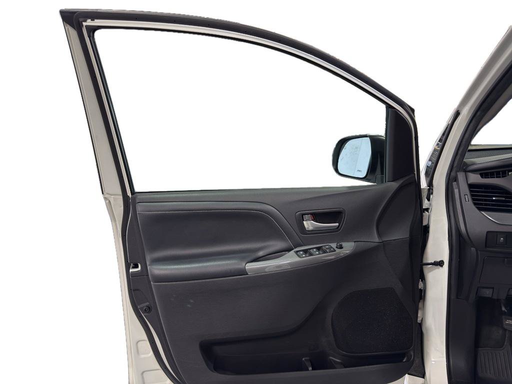 Used 2018 Toyota Sienna SE Premium FWD image 20