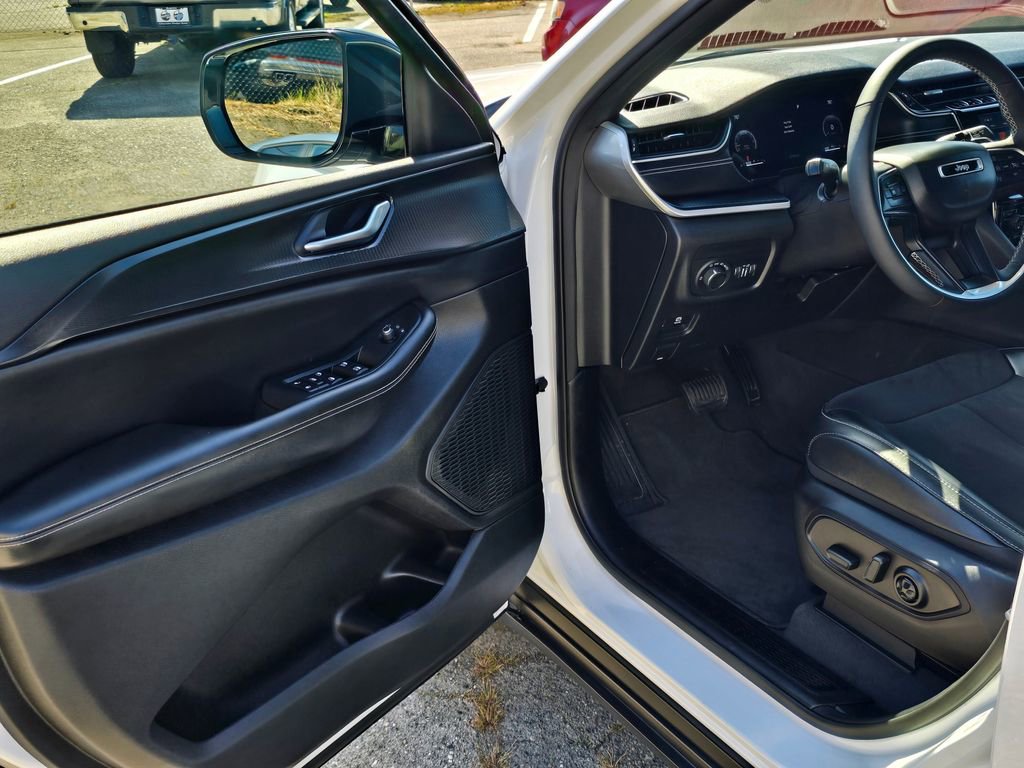 Used 2023 Jeep Grand Cherokee Altitude AWD/4WD image 18