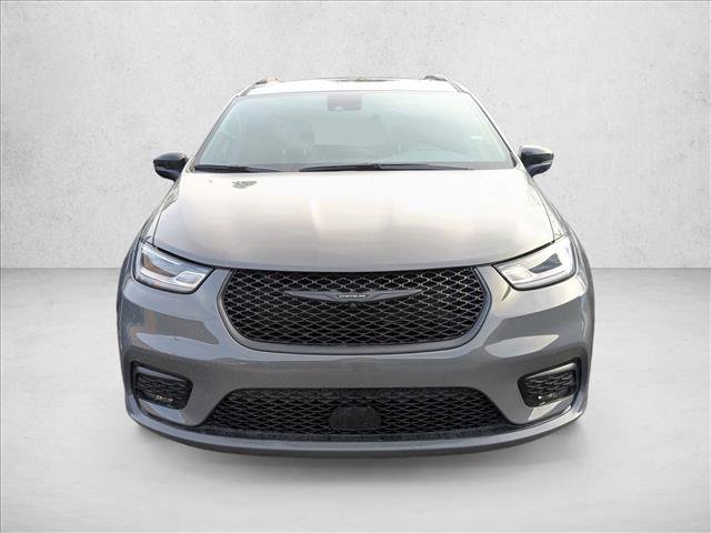 Used 2025 Chrysler Pacifica Limited image 2