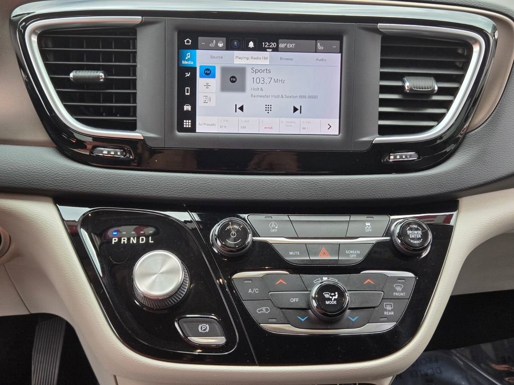 Used 2022 Chrysler Voyager LX image 24