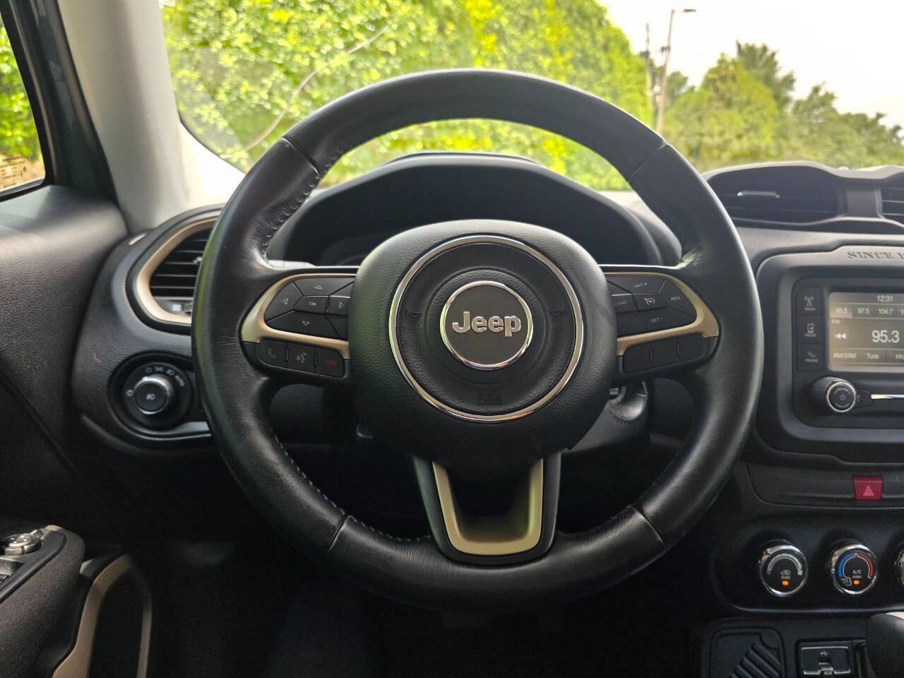 Used 2017 Jeep Renegade Latitude FWD image 18