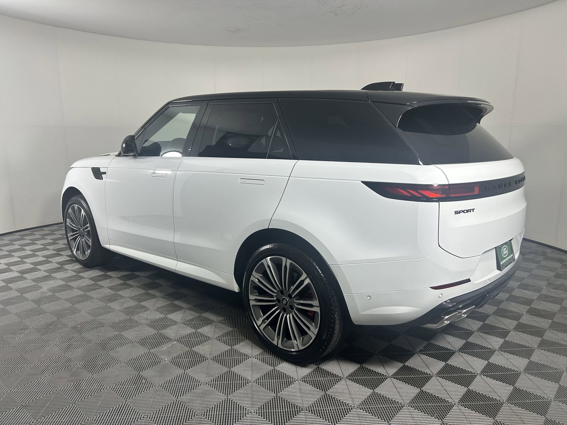 New 2025 Land Rover Range Rover Sport Dynamic SE image 3