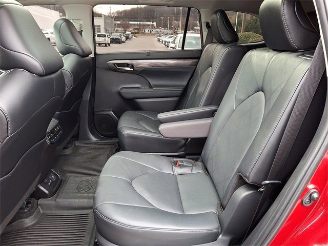 Used 2024 Toyota Highlander Platinum image 10