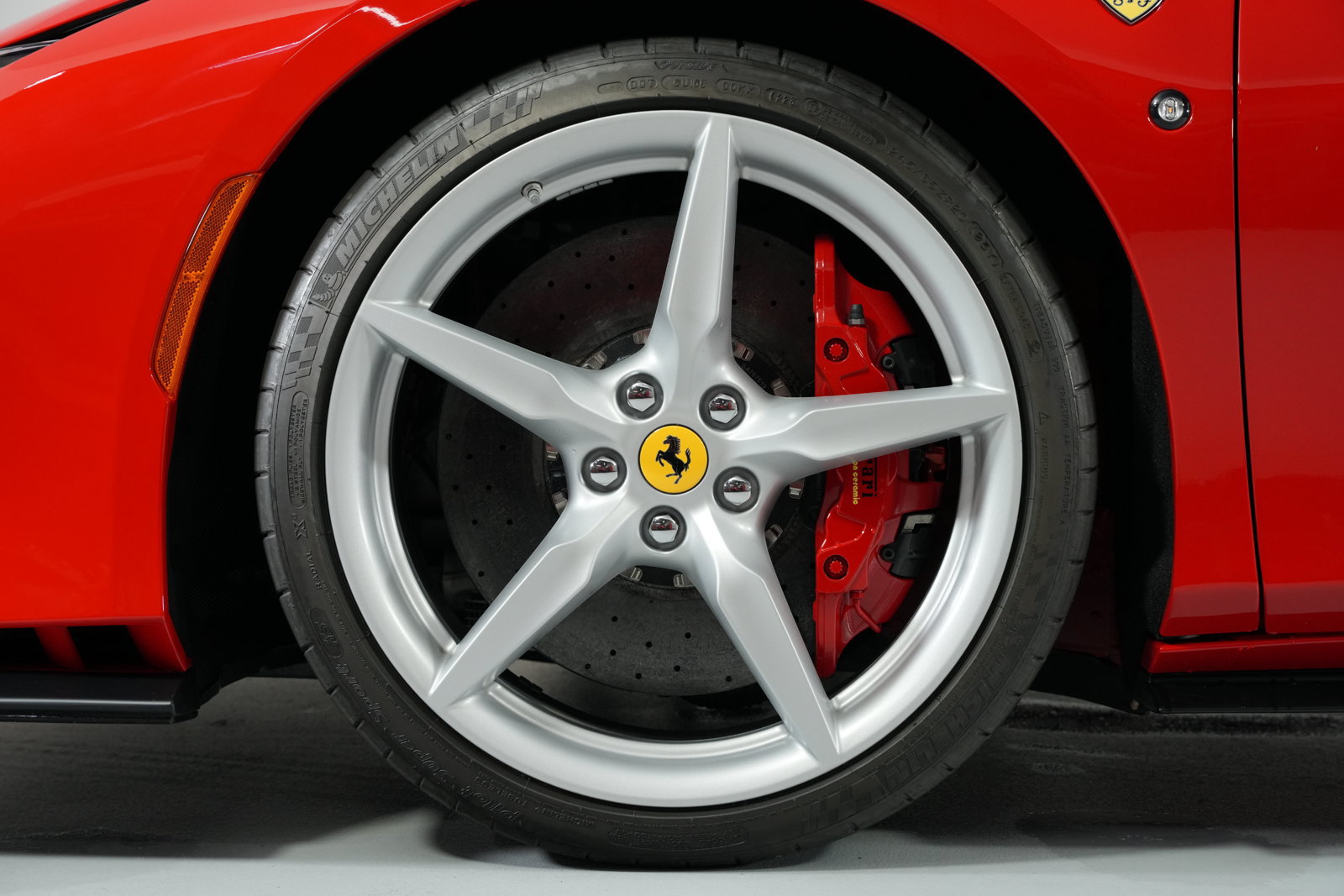 Used 2023 Ferrari F8 Spider RWD image 9