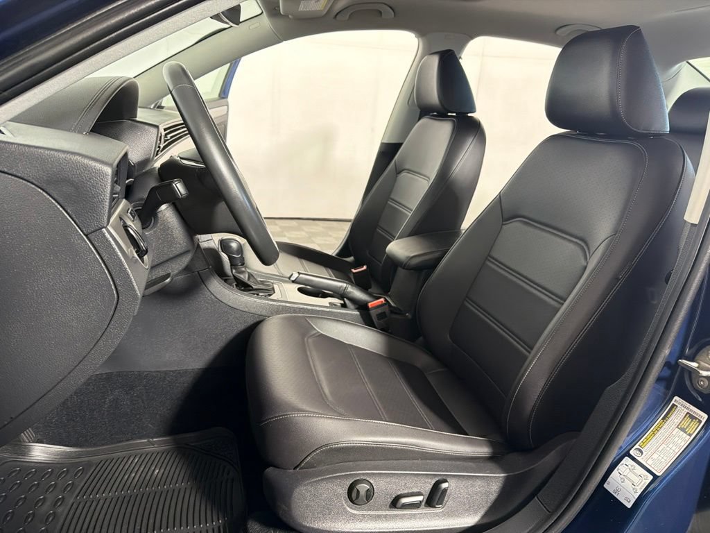 Certified 2022 Volkswagen Passat 2.0T SE FWD image 10