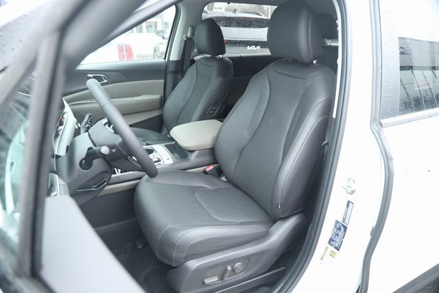 New 2025 Kia Carnival EX image 3