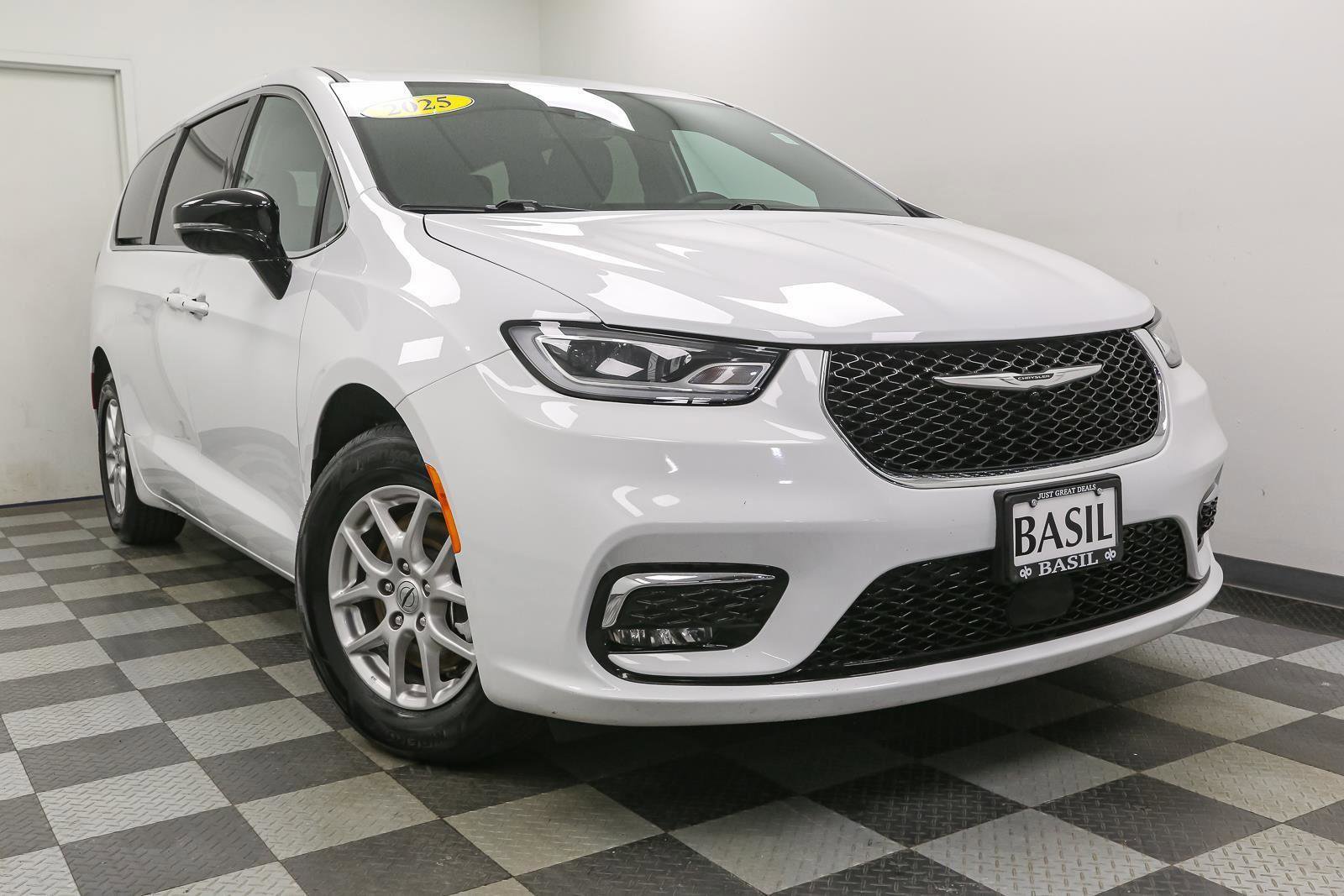 Used 2025 Chrysler Pacifica Select image 2