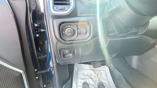Used 2019 RAM 1500 Laramie AWD/4WD image 11