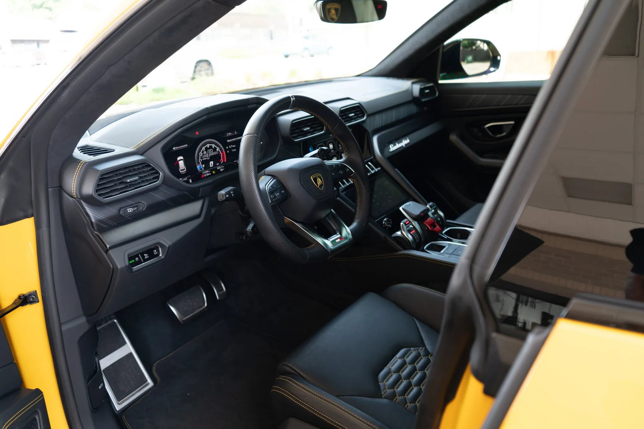 Used 2021 Lamborghini Urus AWD/4WD image 11
