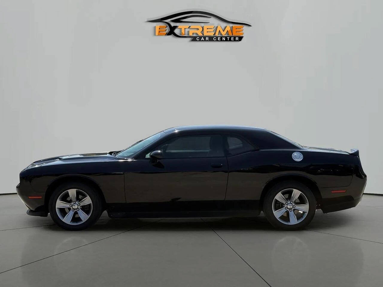 Used 2018 Dodge Challenger SXT RWD image 3