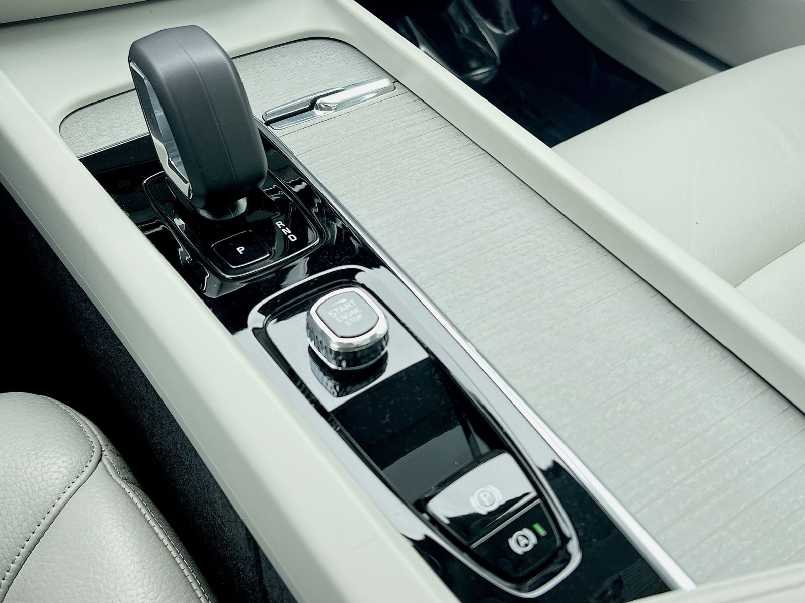 Certified 2024 Volvo S60 B5 Plus image 22