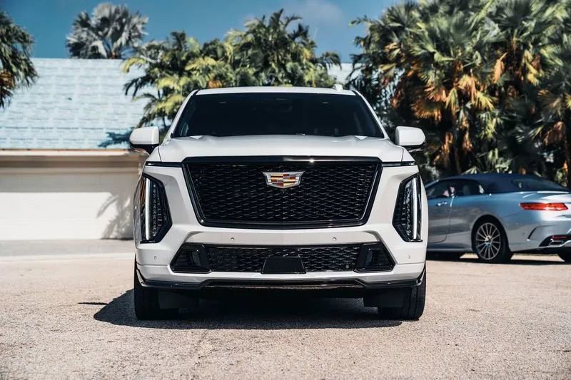 Used 2025 Cadillac Escalade ESV V AWD/4WD image 3