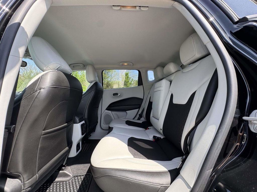 Used 2018 Jeep Compass Latitude w/ Cold Weather Group AWD/4WD image 14