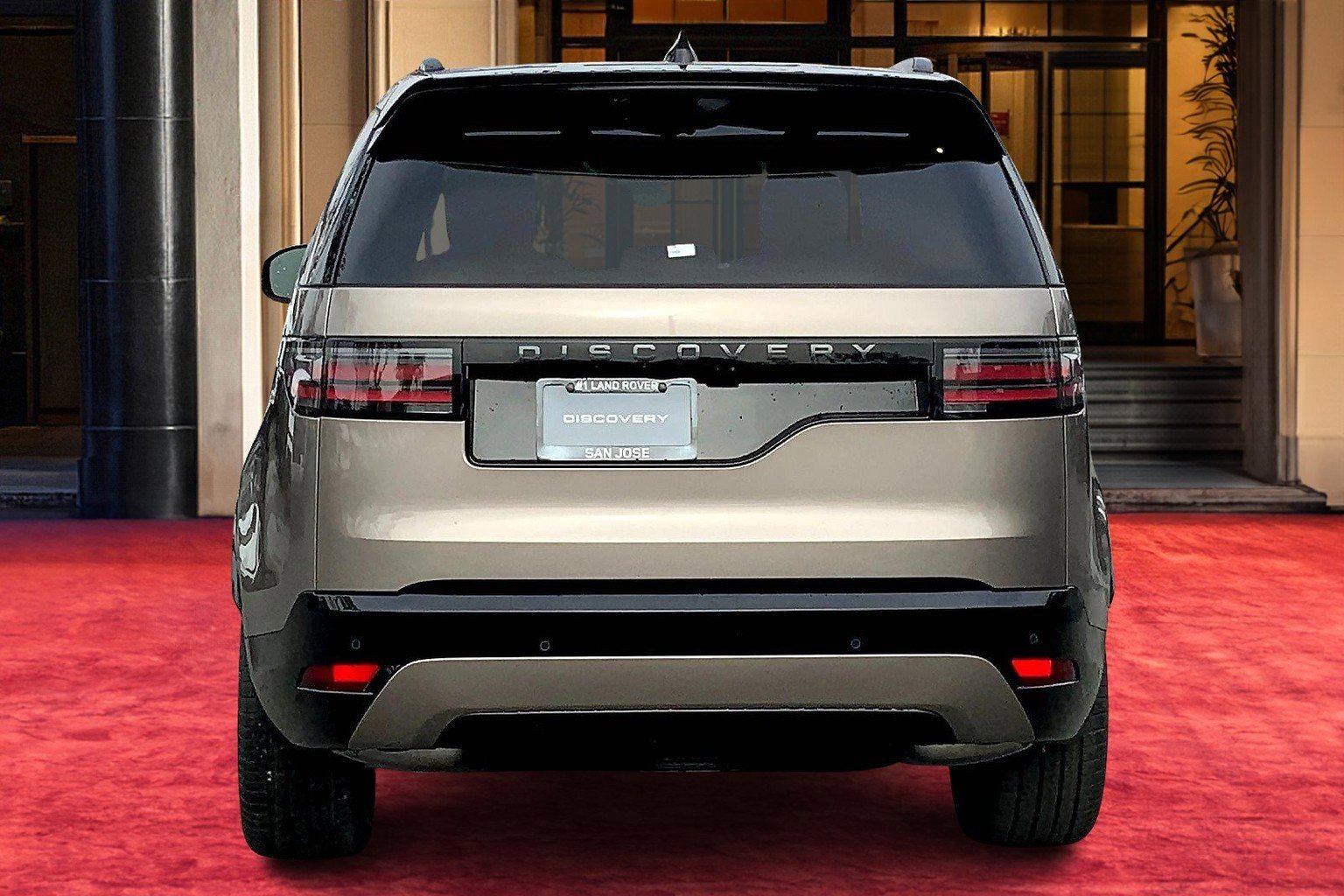 New 2025 Land Rover Discovery Dynamic SE image 5