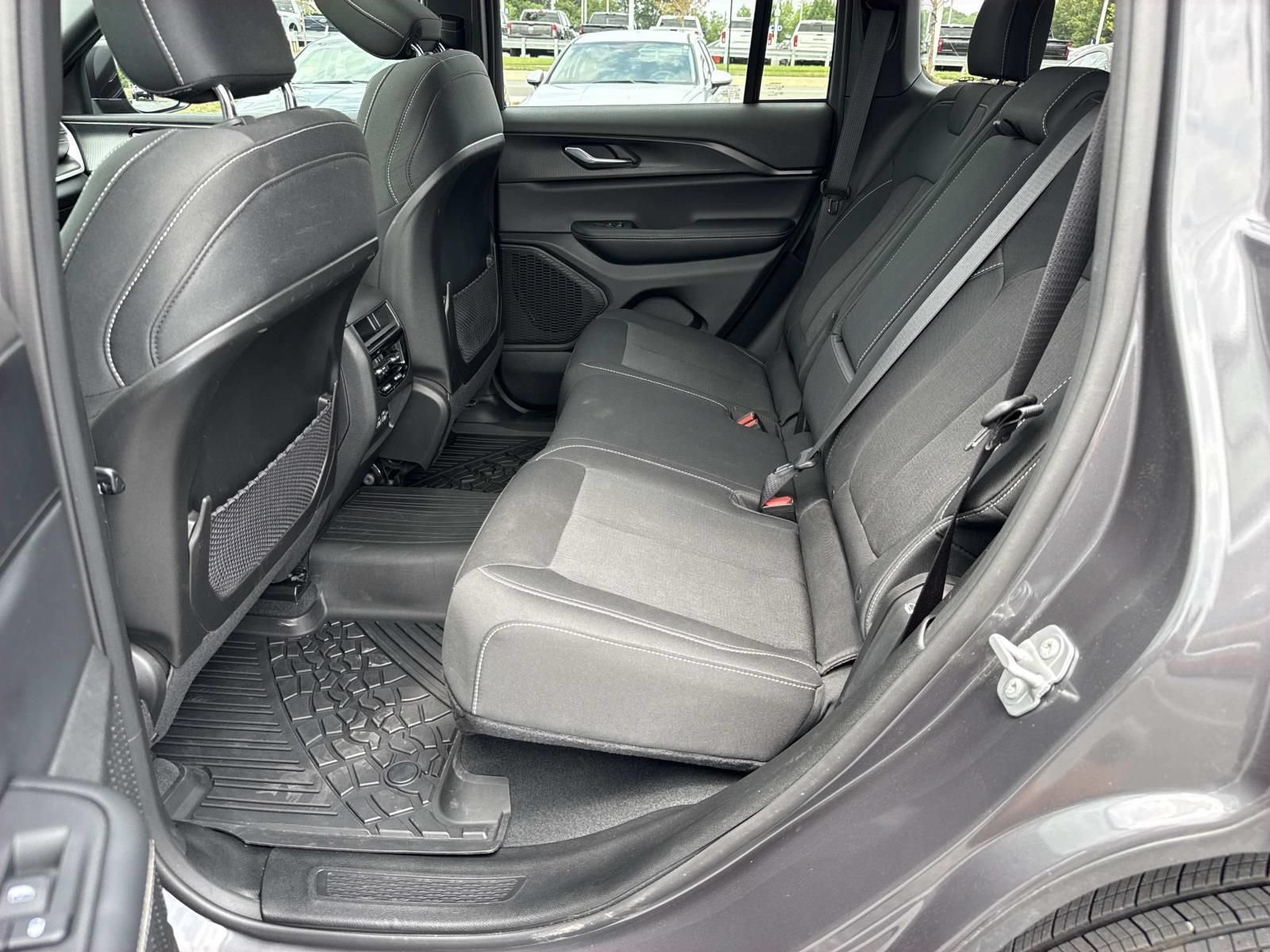 Used 2025 Jeep Grand Cherokee Laredo X w/ Luxury Tech Group I AWD/4WD image 28