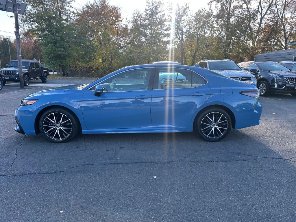 Used 2023 Toyota Camry SE image 4