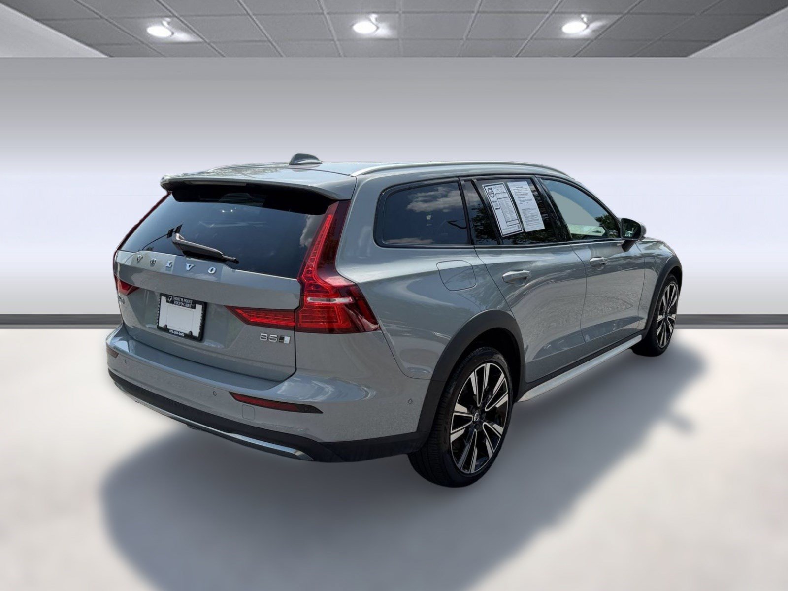 Used 2025 Volvo V60 B5 Cross Country Ultra AWD/4WD image 9
