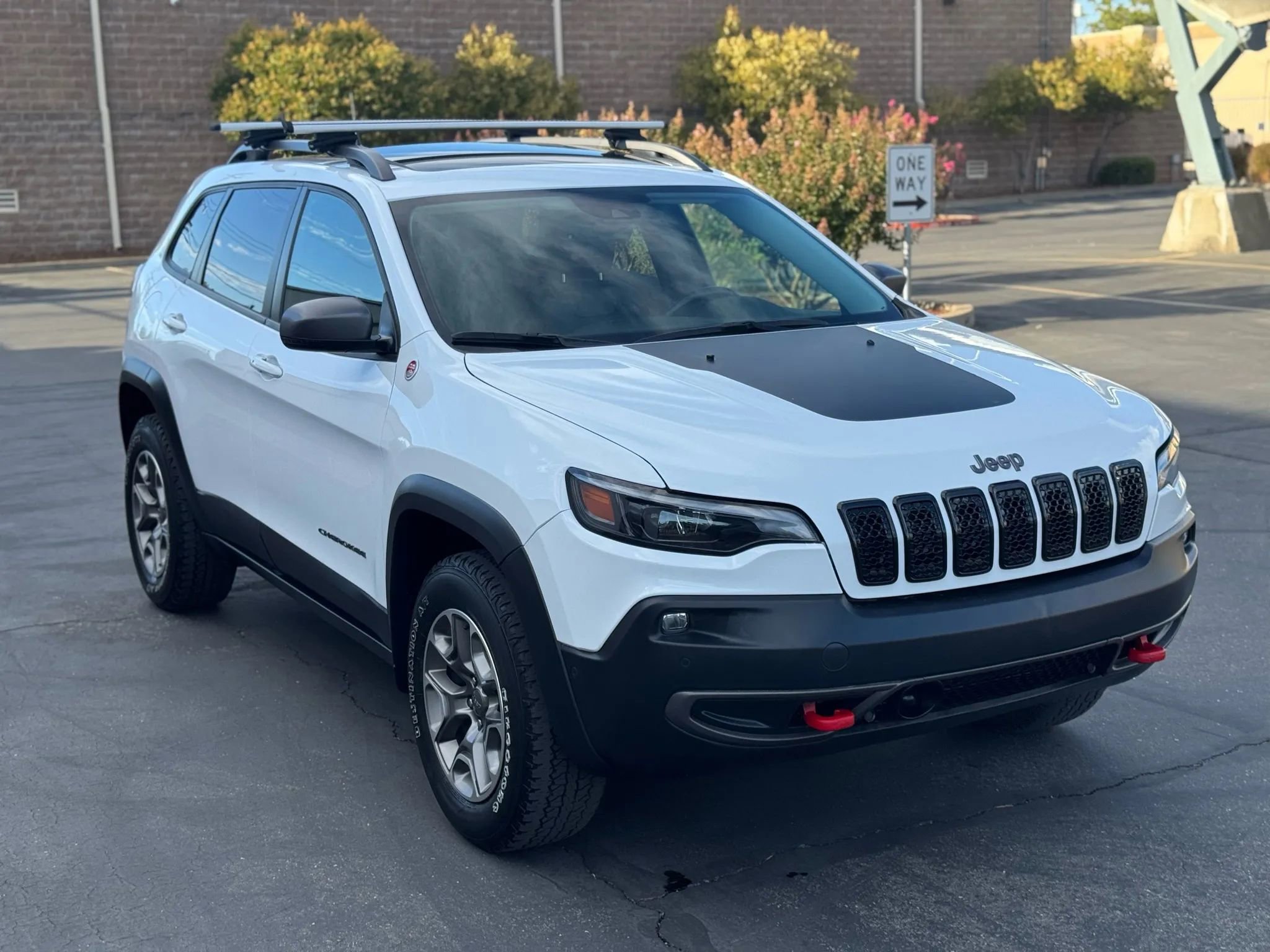 Used 2020 Jeep Cherokee Trailhawk image 8
