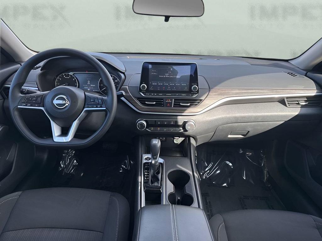 Used 2025 Nissan Altima 2.5 SV FWD image 12