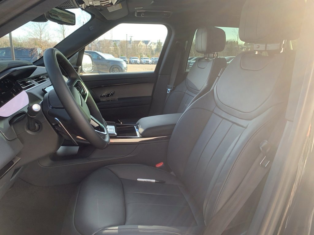 Used 2025 Land Rover Range Rover Sport SE image 13