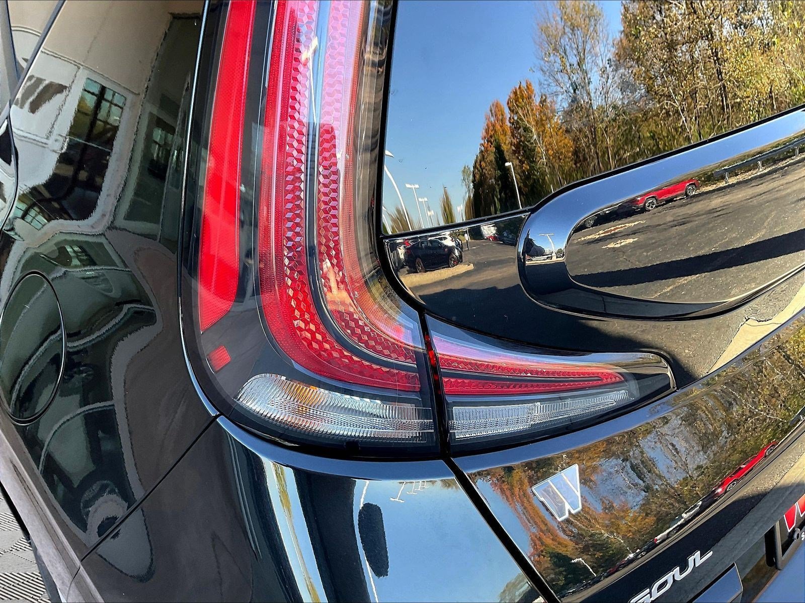Used 2023 Kia Soul LX w/ LX Technology Package FWD image 21