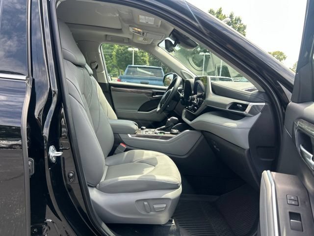 Used 2025 Toyota Highlander Platinum AWD/4WD image 17