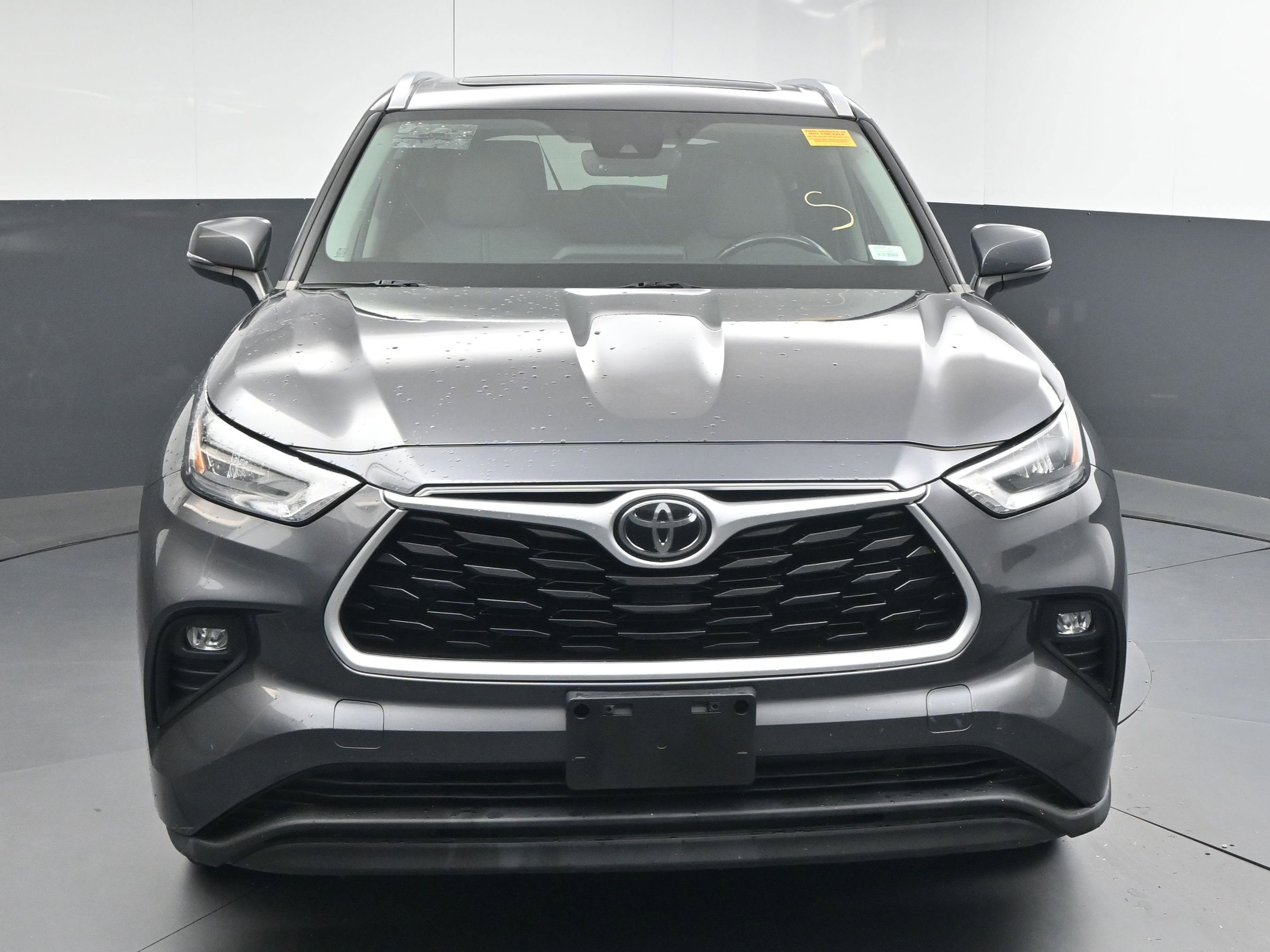 Used 2020 Toyota Highlander XLE image 2