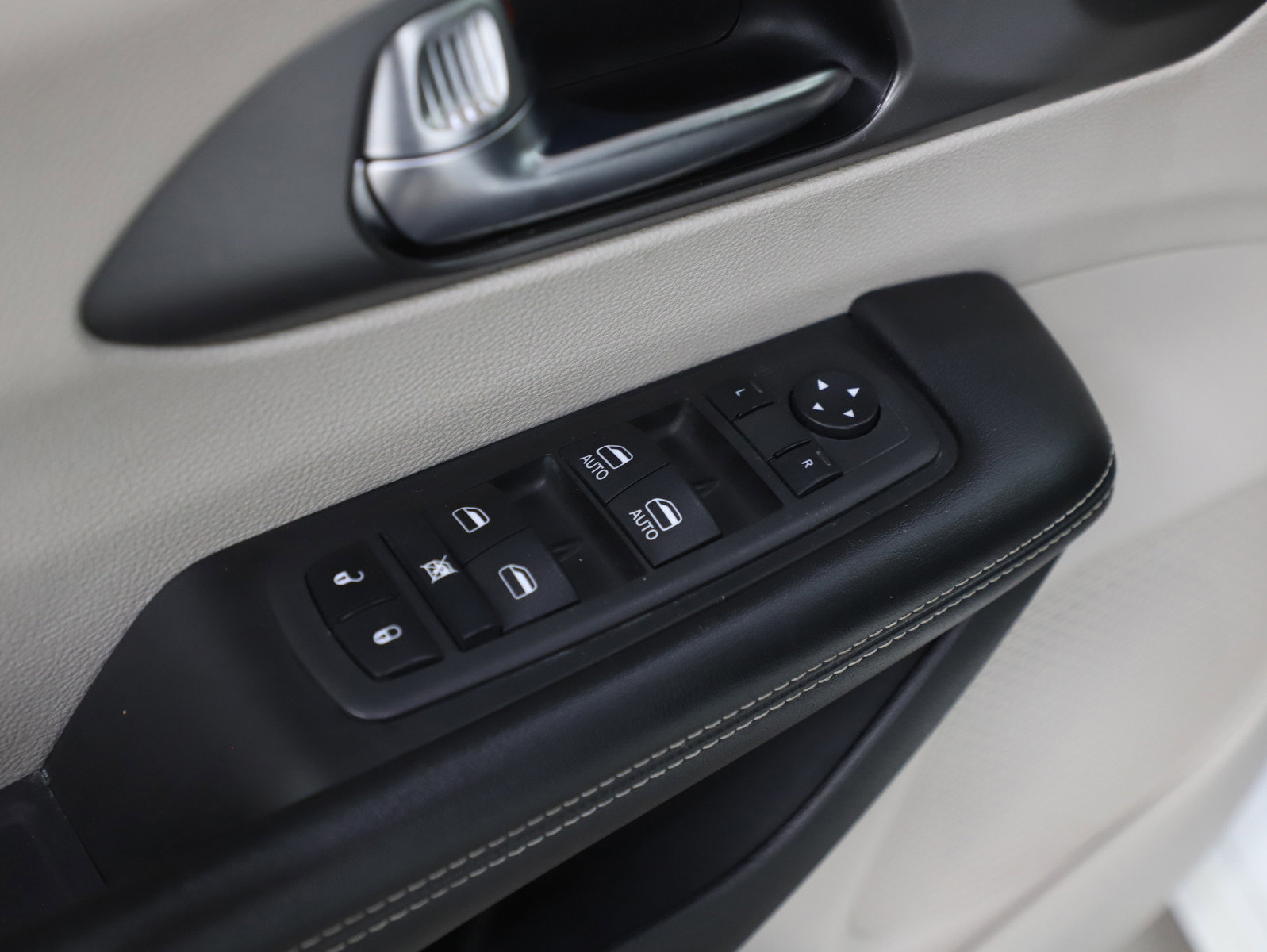 Used 2022 Chrysler Pacifica Touring-L image 23