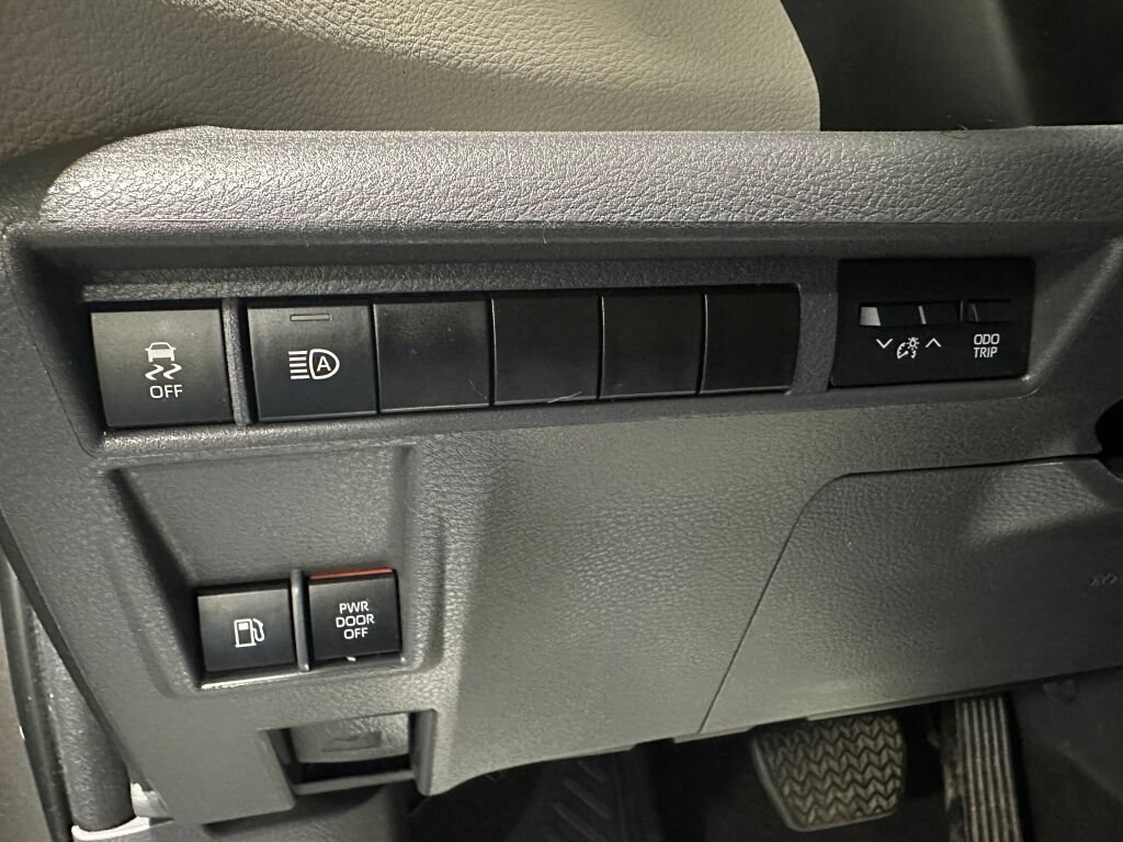 Used 2024 Toyota Sienna XLE AWD/4WD image 17