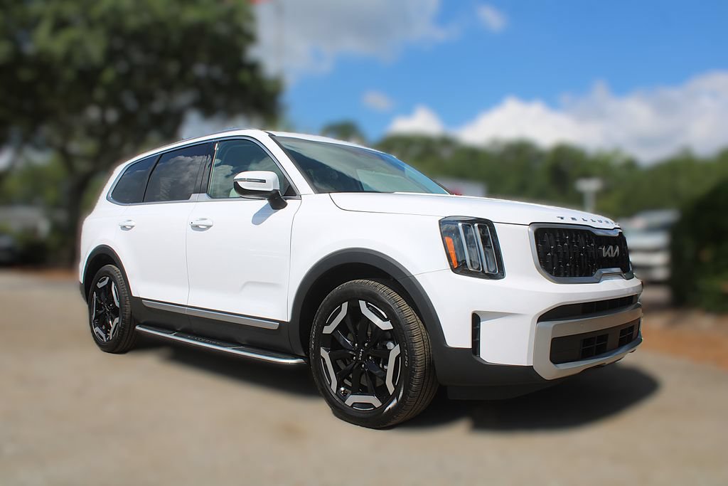 Certified 2024 Kia Telluride EX w/ EX Captain's Chair Package FWD image 3