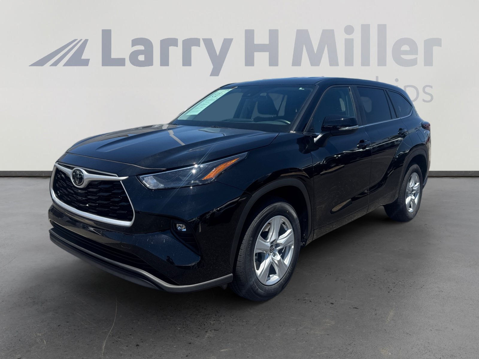 Used 2025 Toyota Highlander LE FWD image 1
