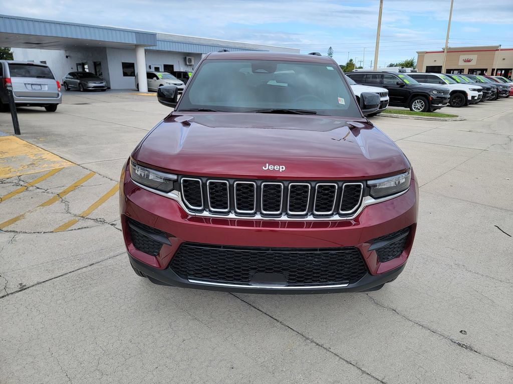 Used 2025 Jeep Grand Cherokee Laredo X w/ Luxury Tech Group I AWD/4WD image 2