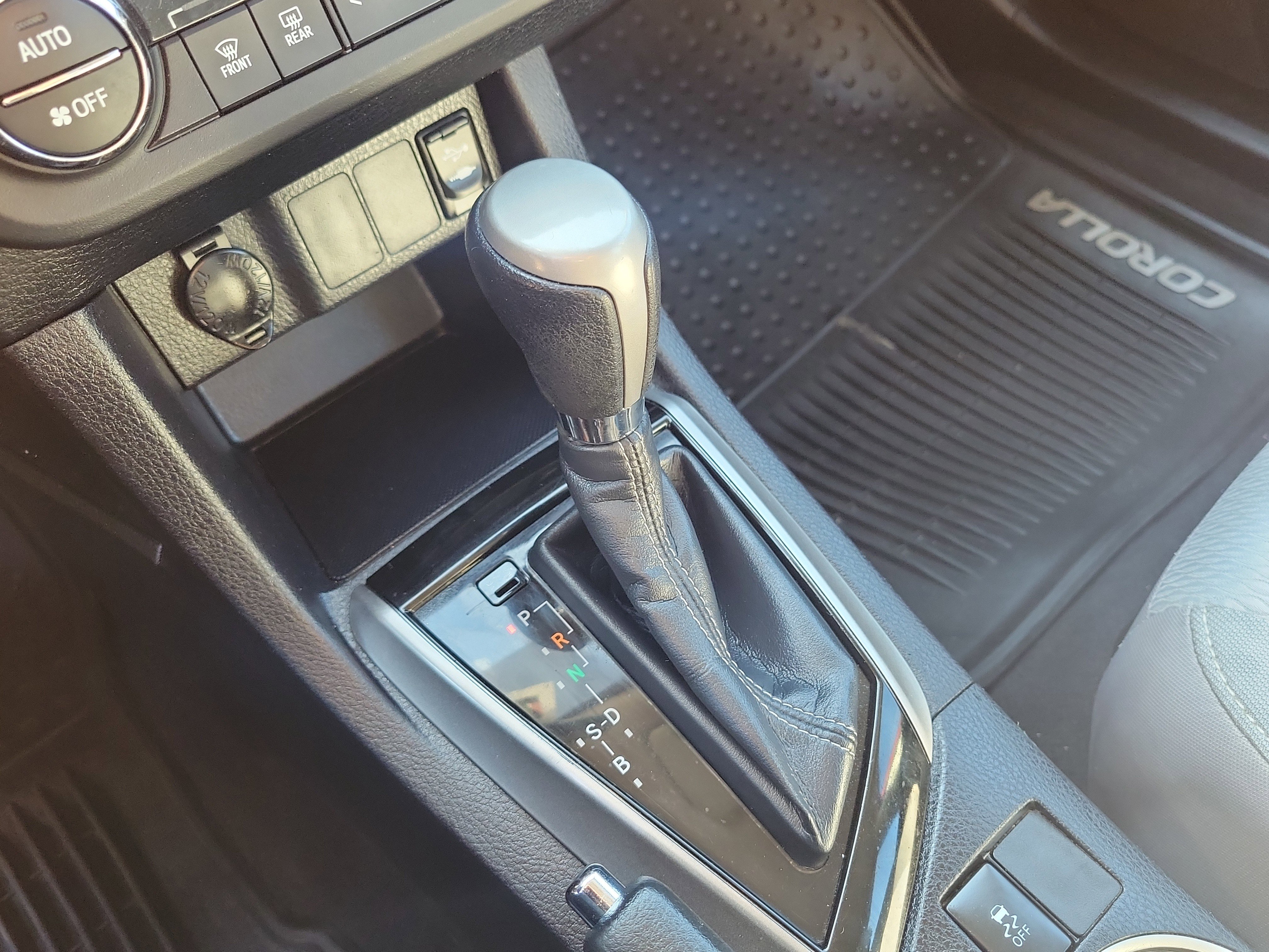 Used 2015 Toyota Corolla LE image 18