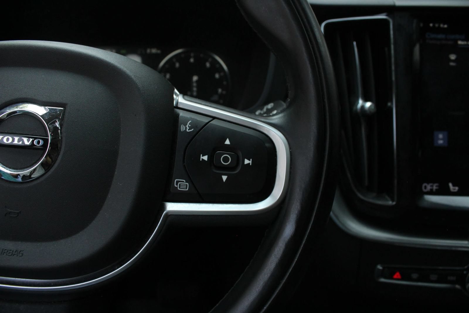 Used 2019 Volvo XC60 T5 Momentum w/ Multimedia Package AWD/4WD image 31