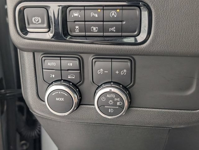 Used 2025 GMC Yukon XL Denali AWD/4WD image 15