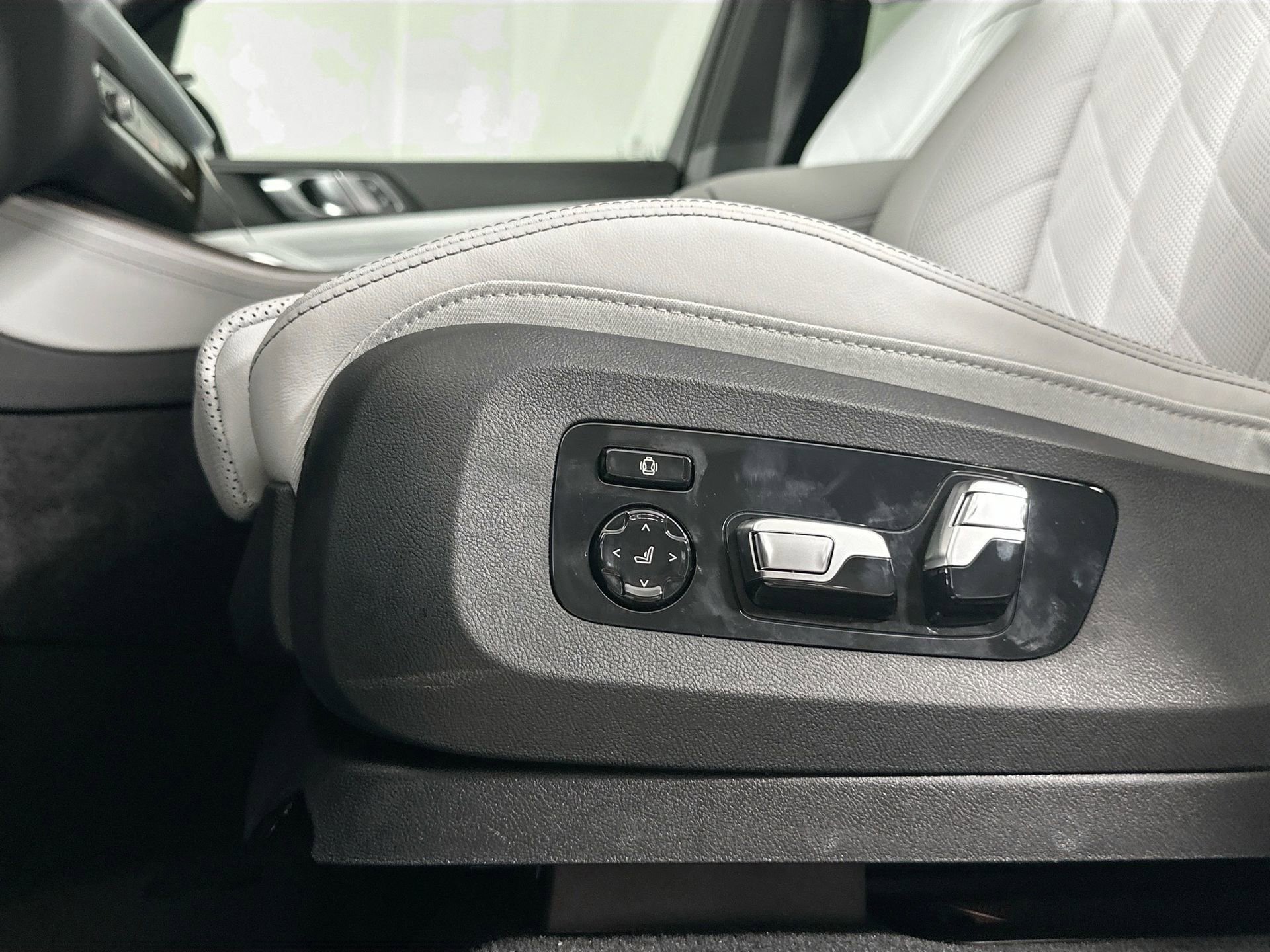 Certified 2025 BMW X5 xDrive50e image 14