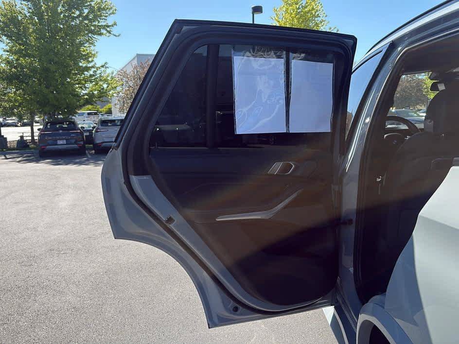 Used 2024 BMW X5 xDrive40i w/ M Sport Package AWD/4WD image 18