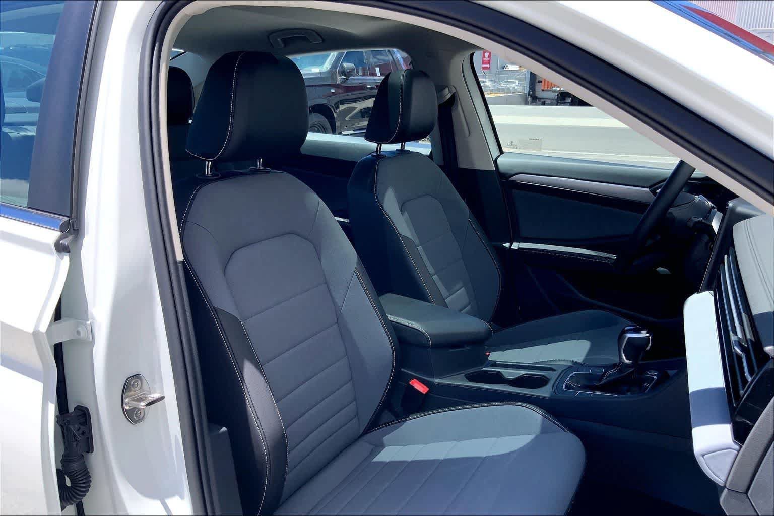 Used 2026 Volkswagen Jetta SE FWD image 13
