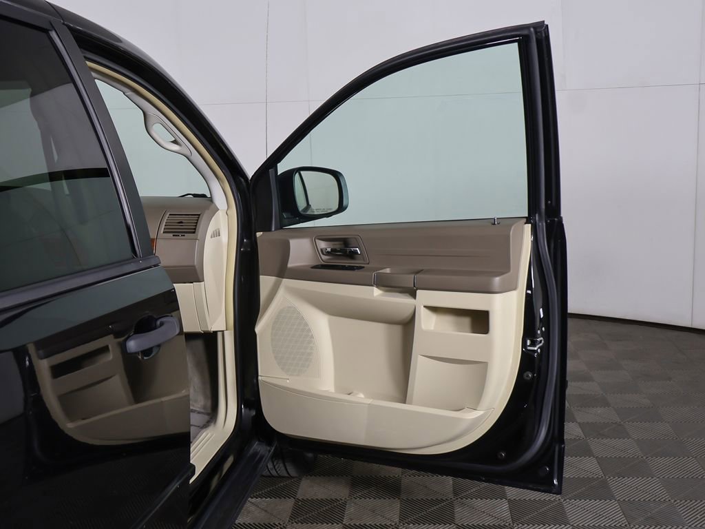 Used 2008 Chrysler Town & Country LX image 15