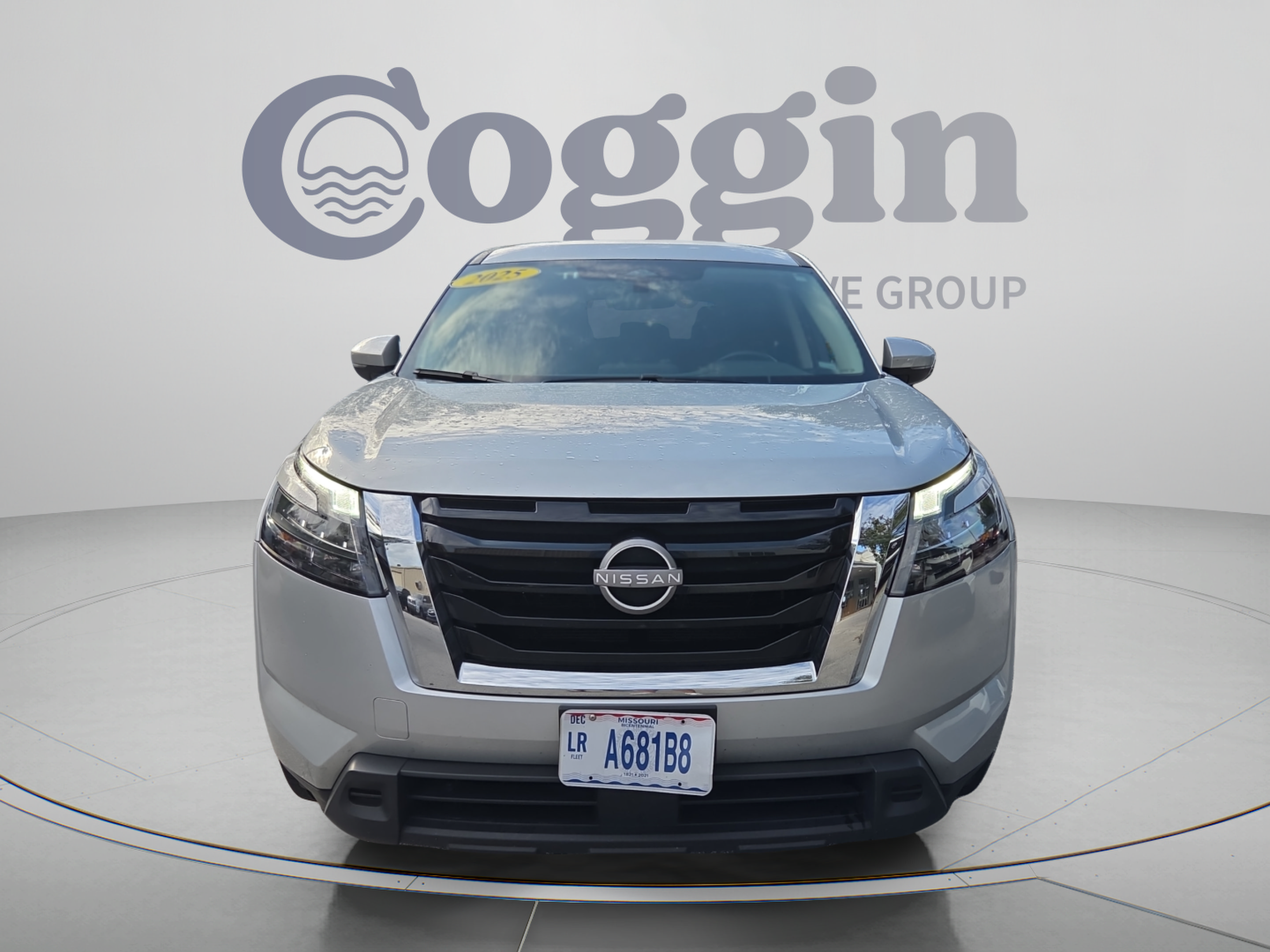 Used 2025 Nissan Pathfinder SV FWD image 8