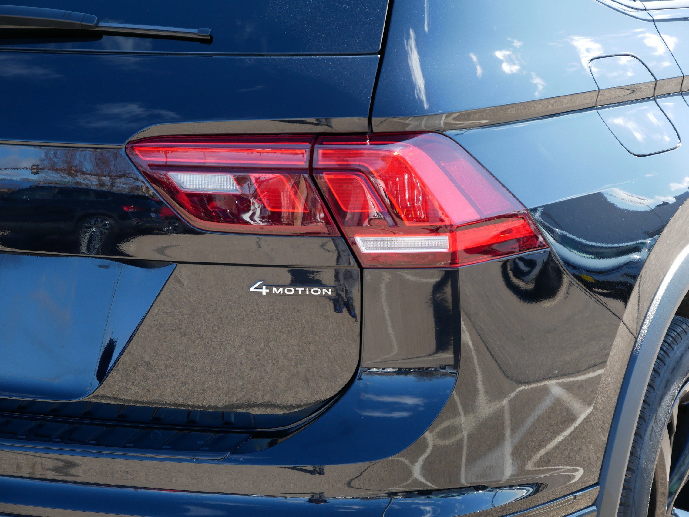 Used 2024 Volkswagen Tiguan SE R-Line w/ MDO Package, Two-Row image 17