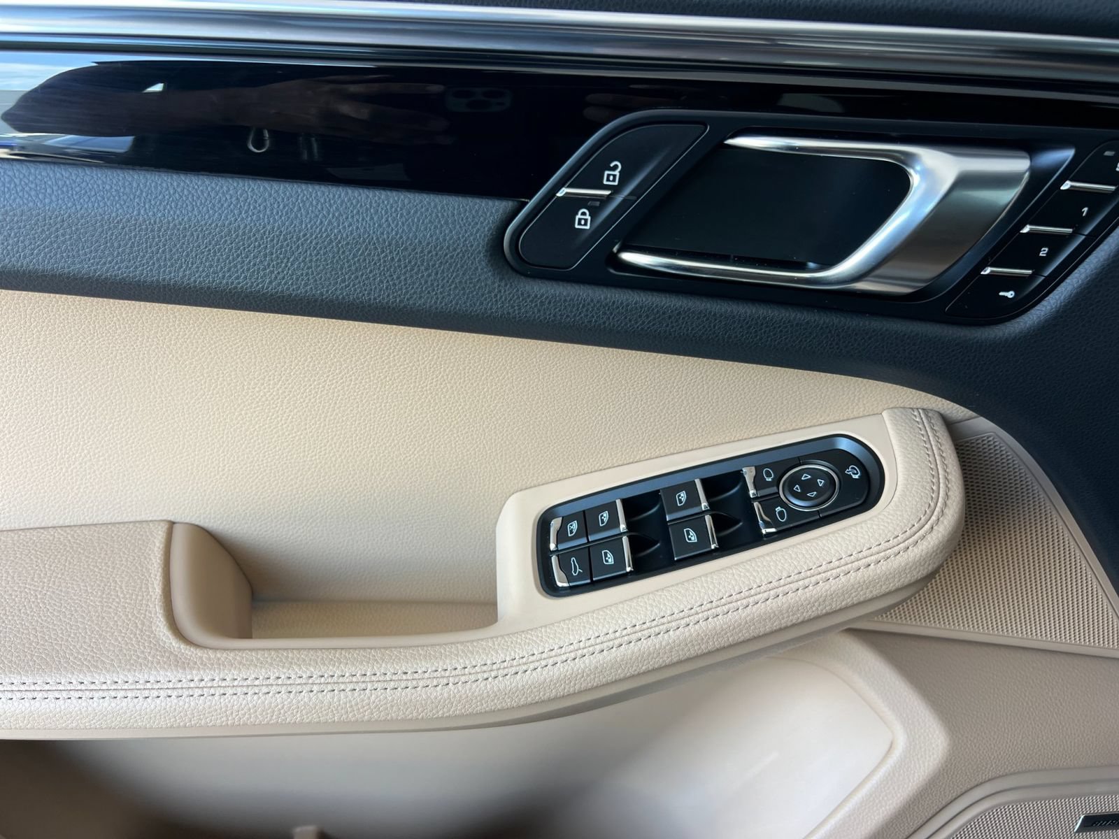 Certified 2025 Porsche Macan S AWD/4WD image 12