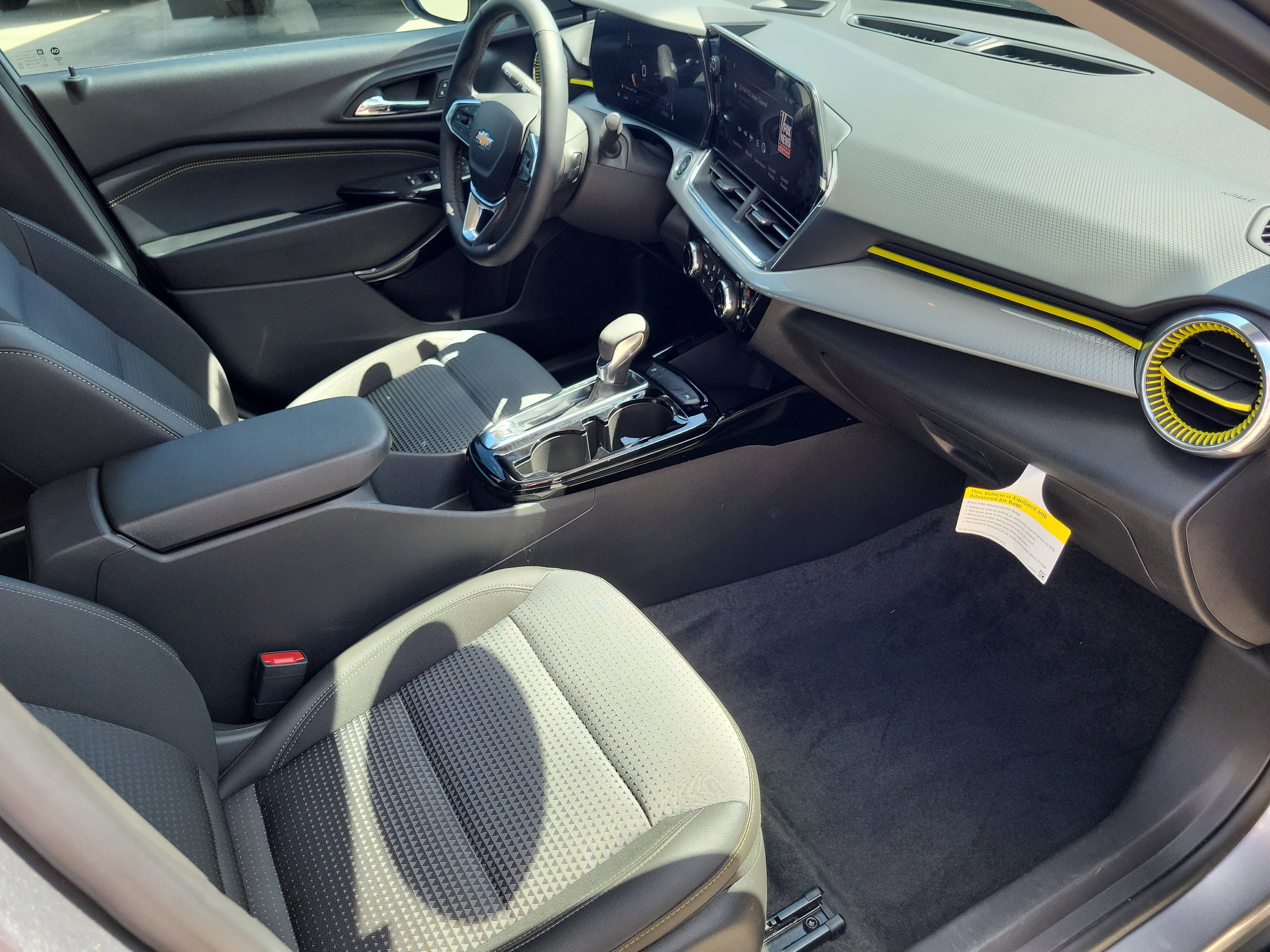 Used 2025 Chevrolet Trax LT w/ Driver Confidence Package image 9