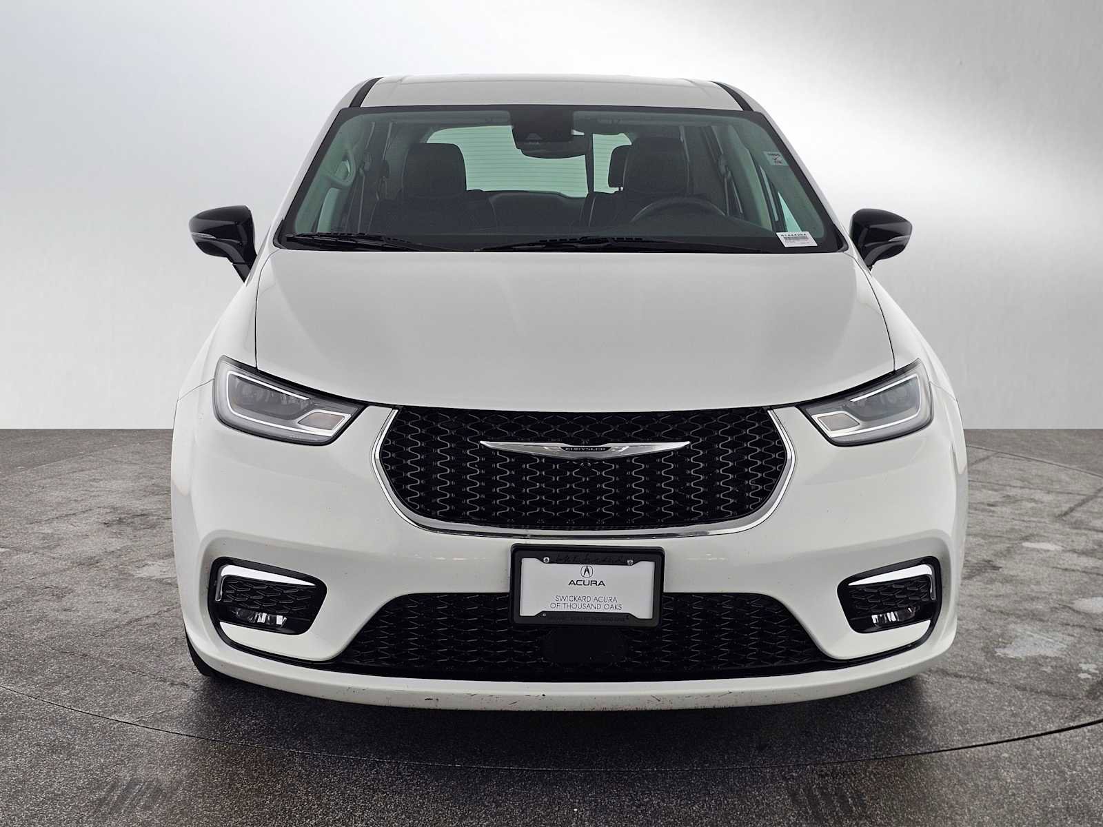 Used 2024 Chrysler Pacifica Touring-L image 8