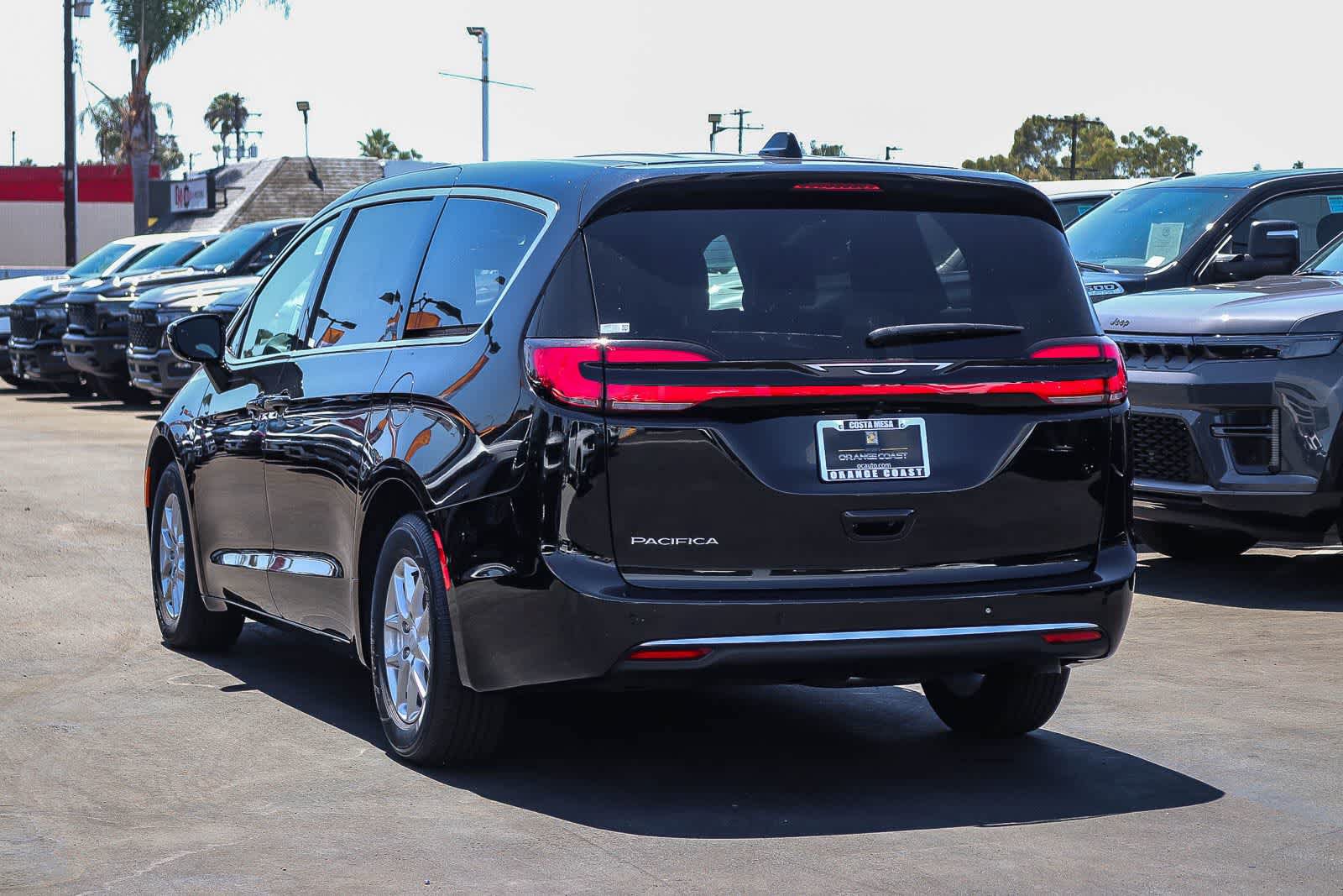 New 2027 Chrysler Pacifica Select FWD image 6