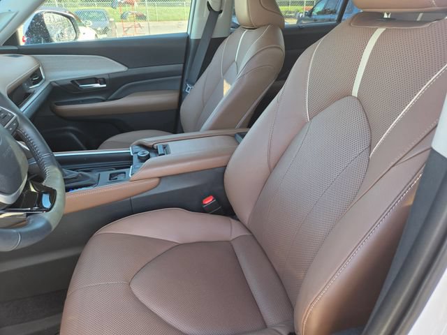 Used 2024 Toyota Grand Highlander AWD image 2